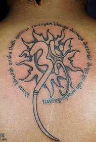 Čudovit in lep sanskrtski vzorec tatoo na hrbtu