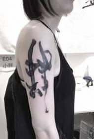 Skupina uvažavanja tetovaže kaligrafije u kineskom stilu