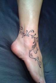 juodos linijos ant merginos vidpadžio, kūrybingas ir gražus tatuiruotės linijos tatuiruotės paveikslas