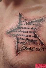 Ang dibdib ay may tatak na limang-point star na alpabetong Ingles na tattoo