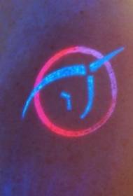 Unicorn b'disinn tat-tatwaġġ fluworexxenti simboliku
