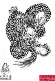 klasični zgodan crno-sivi rukopis tetovaže zmaja