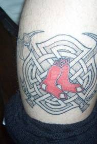 Keltski čvor s crvenim uzorkom tetovaže čarapa
