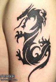 rankos asmenybės drakono totemo tatuiruotės modelis