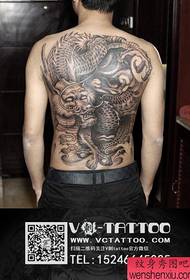 dorso maschile super bel modello di tatuaggio drago bianco e nero con dorso pieno