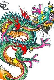 un material de manuscris cu tatuaj de dragon