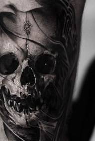 Craniu di fantasia nera di stile realistico cù mudellu di tatuaggi di simbulu