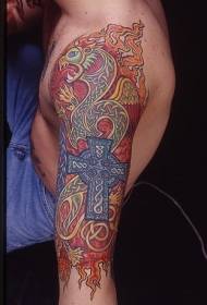 ramię krzyż i smok czerwony wzór tatuażu