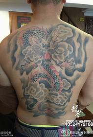 Natrag upleteni uzorak zmajeve tetovaže
