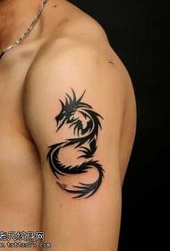 Arm е много личен модел на татуировка на тотем на дракон