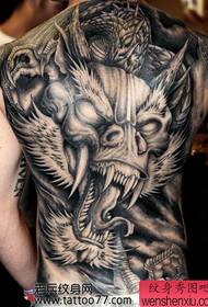 egy uralkodó teljes hátsó sárkány tetoválás mintát