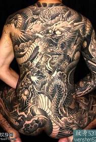 după modelul de tatuaj al dragonului negru dominator