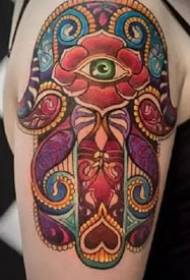 Символическая татуировка - счастливая рука Фатимы благословляет мир и молится за здоровые татуировки