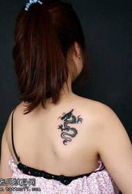 Patrón de tatuaje de tótem arredor do dragón