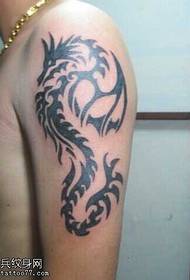 rankos asmenybės drakono totemo tatuiruotės modelis
