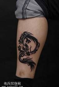 model de tatuaj cu totem dragon de picior moda