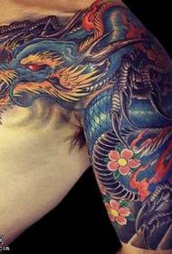 Pană de dragon dominată în model de tatuaj