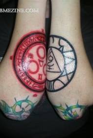 mystisk rød og sort cirkelform symbolsk tatoveringsarm