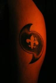 patrón de tatuaje de huracán de iris negro de hombro