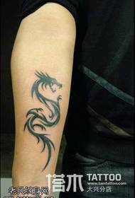 Patrón de tatuaje de tótem de brazo de dragón masculino