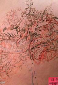 hűvös és hűvös sárkány tetoválás kézirat