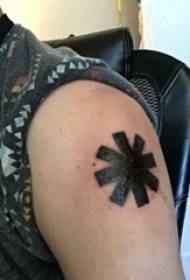 męskie ramię na czarnej linii geometrycznej kreatywny symbol tatuaż obraz