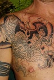 svart strek skisse på det mannlige brystet, dominerende drage totem tatoveringsbilde