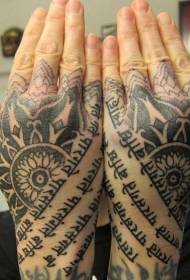 Hand terug ou skool swart godsdienstige karakter met 'n ornamentele blomme tatoeëring patroon
