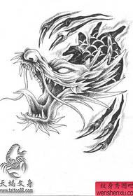 un motif de tatouage de dragon déchirant féroce