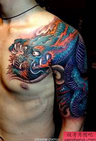 популарна доминирачка шема на тетоважа со змеј од шал