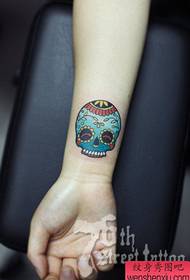 Djevojčki zglob mali i izvrsni uzorak tetovaže lubanje u boji