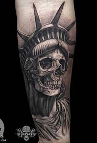 Узорак тетоваже лобање статуе слободе