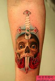 braso klasikong sobrang gwapo ng dagger at pattern ng skull tattoo