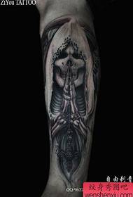 Le bras est cool et beau, le tatouage de la mort est