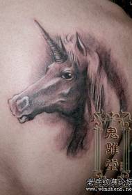 patrón de tatuaje de unicornio: patrón de tatuaje de unicornio de bosquejo gris negro hombro