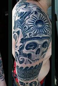 patró de tatuatge de rei de crani de braç