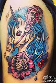 လက်မောင်းသည်အလွန်လူကြိုက်များသော Unicorn Tattoo ပုံစံဖြစ်သည်