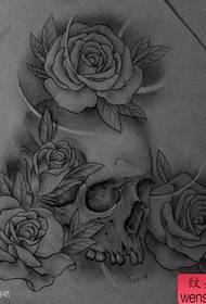 逼真的素描玫瑰和玫瑰紋身圖案