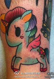 A perna é linda e ten un patrón de tatuaxe de unicornio moi Q