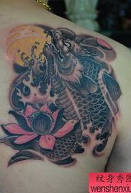 Ragazzi spalle un mudellu di tatuaggi di squid bestia