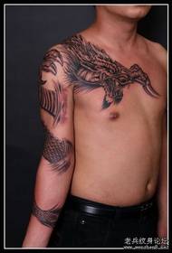 un patrón dominante de tatuaxes de dragón de xale rasante europeo e americano