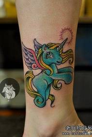 Jentenes små, populære tatoveringsdesign med enhjørning