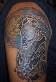 Morto de brazo e patrón de tatuaxe en cor de lúa chea
