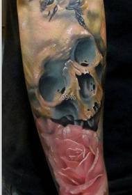 дјелује прекрасна цвјетна тетоважа од оружја