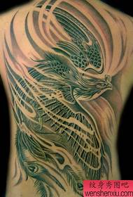 шема за целосно тетоважа на грбот: слика на тетоважа со целосен грб со феникс