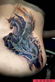 un model de tatuaj cu coada de pește cu cap de cal