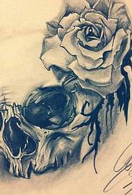 Еўрапейскі і амерыканскі малюнак татуіроўкі чэрапа ружы