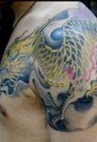 muškarac poput zgodnog uzorka tetovaže zmaja preko ramena