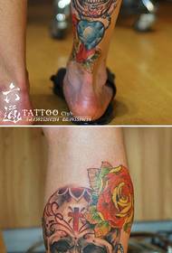 noga popularny klasyczny wzór tatuażu z różą czaszki w Europie i Ameryce