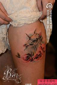 maoto a botle bo shebahala hantle feela ka mokhoa o motle oa tattoo ea unicorn